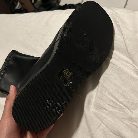 Pull on black boots - Picture 3 of 3